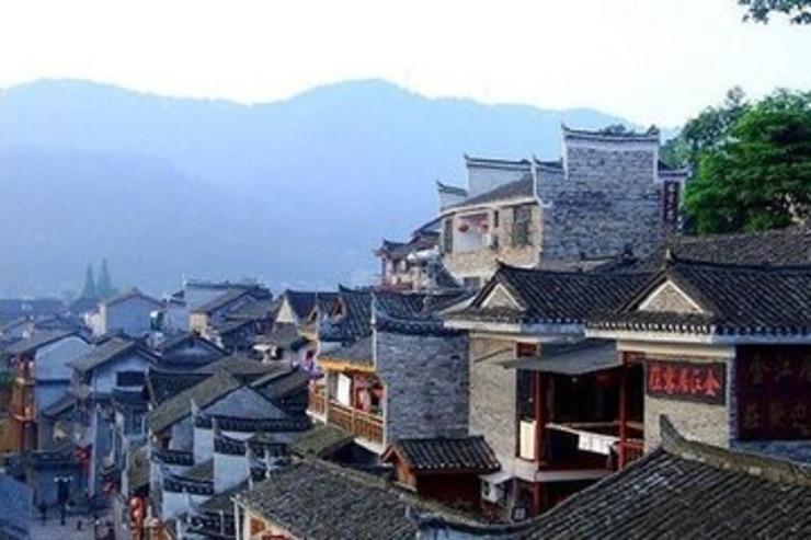 美国一马戏团卡车起火 警察变身牧马人
